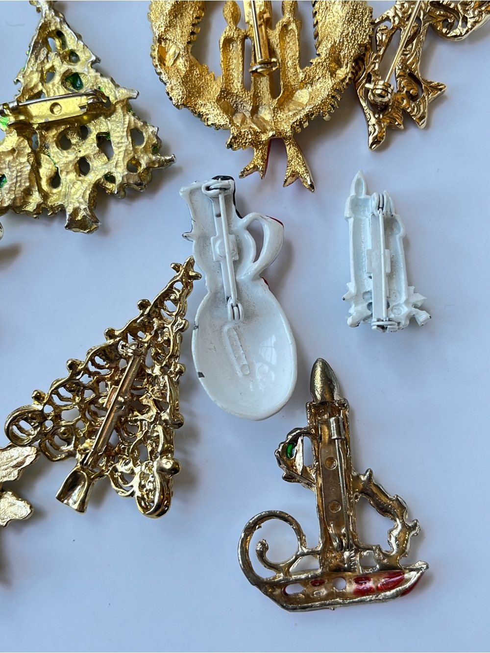 Christmas Holiday Brooch lot of 21 pcs mixed designer gold silver toned jewelry - Picture 8 of 13